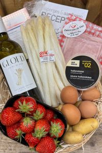 Pakket 4 moederdag pakket Asperge pakket  luxe met wijn en aardbeien